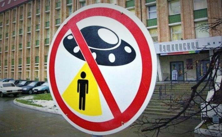 В Запорожье появились очень креативные дорожные знаки (видео)