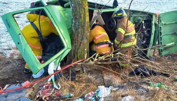 Смертельное ДТП под Мелитополем - спасатели вырезали людей из перевернувшегося авто (фото)