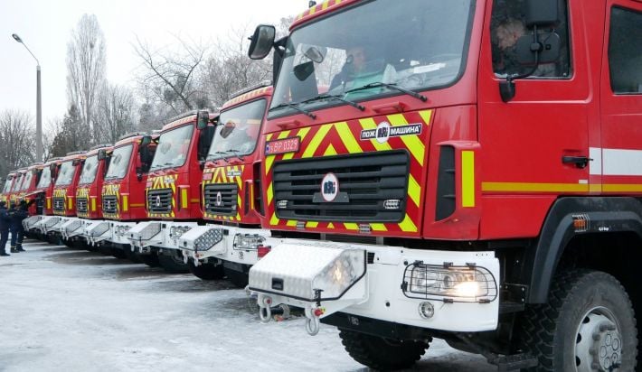 В Запорожской области спасатели вытаскивали из грязи грузовик с колбасами (фото)