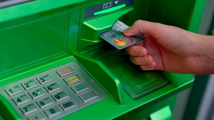 В Мелитополе к банкоматам выстраиваются огромные очереди (видео)