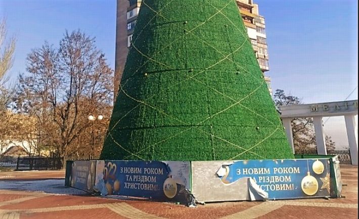 В Мелитополе главная городская елка стала жертвой вандалов (фото)