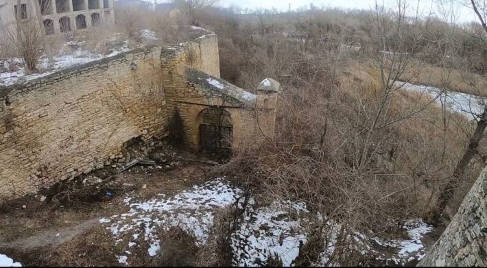 Блогеры из Мелитополя обнаружили заброшенный водопад и винные погреба (видео)