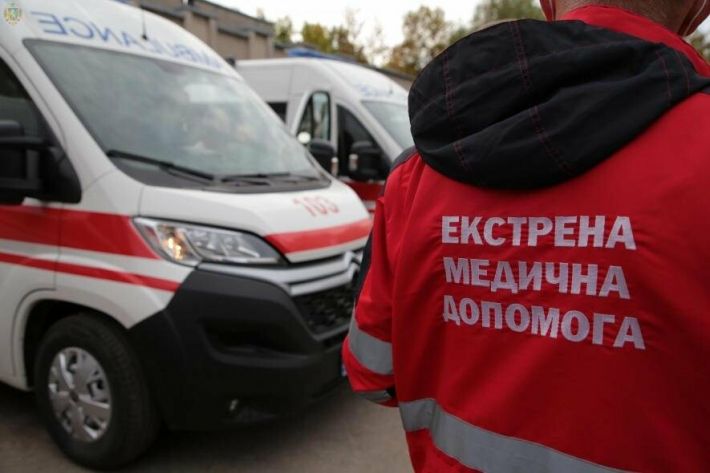Приехала на "другой вызов": в Харькове скорая отказалась спасать выпавшую из окна женщину