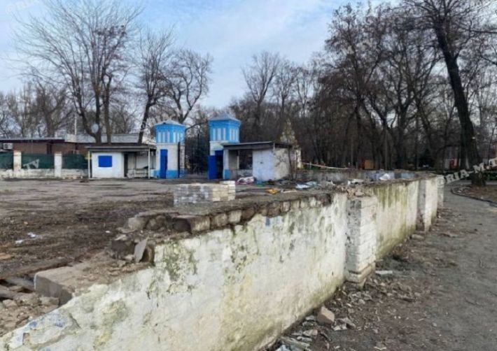 В Мелитополе в центральном парке демонтировали ресторан и танцплощадку (фото, видео)