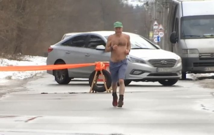 Житель Тернопольской области пробежал 43 км в одних шортах (видео)