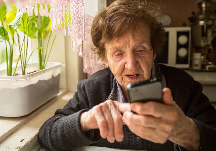 Жители Мелитополя старше 60 лет получат бесплатные смартфоны от государства и льготный тариф