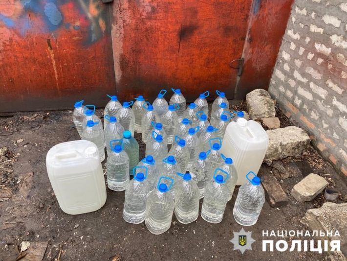 В Мелитополе мужчина в гараже "припрятал" 200 литров водки (фото)
