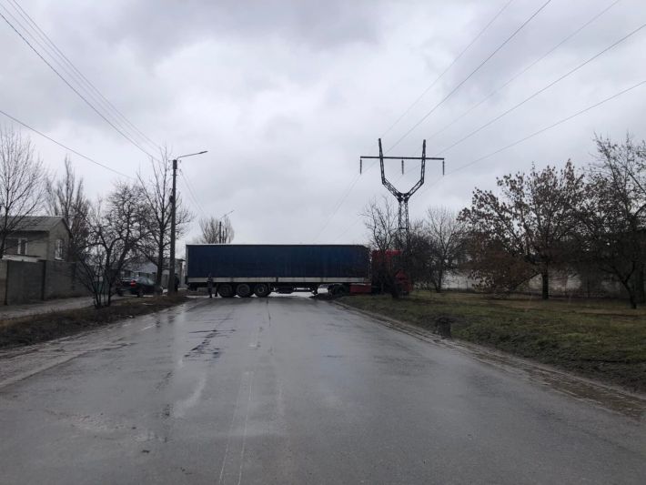 В Бердянске грузовик заехал на зеленую зону и застрял (фото)