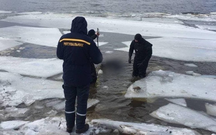 В Киеве достали из воды тело мужчины, которое вмерзло в лед: как избежать трагедии