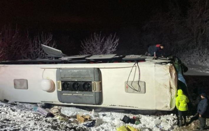 Водитель не справился с управлением: в Турции из-за снегопада перевернулся автобус, десятки пострадавших