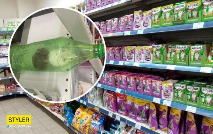 В киевском супермаркете на полке с кошачьим кормом обнаружили хомяков в бутылке (видео)