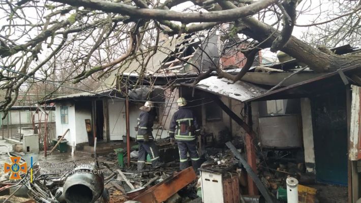 Три экипажа спасателей тушили пожар в частном доме под Бердянском (фото)