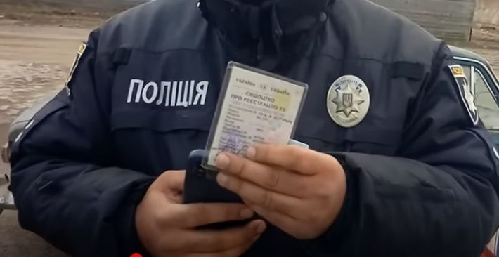 В Мелитополе киевские копы "мариновали" водителя легковушки (видео)