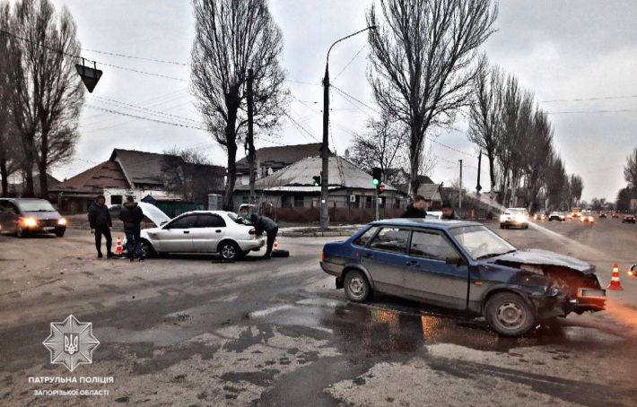 В Запорожье водитель ВАЗа спровоцировал серьезное ДТП (фото)