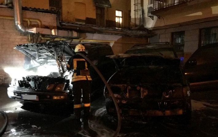 Стояли в одном дворе: в Киеве ночью сгорели два автомобиля Lexus, фото