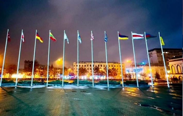 Минск назвал "актом вандализма" замену флага Беларуси в Днепре