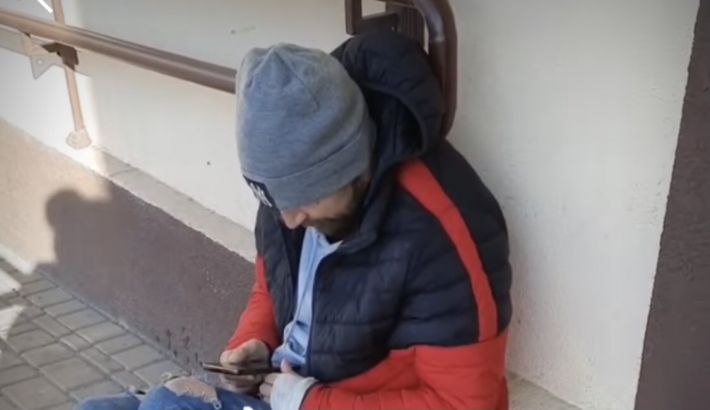 В Мелитополе в больнице бездомный курил и пил прямо в палате (видео)