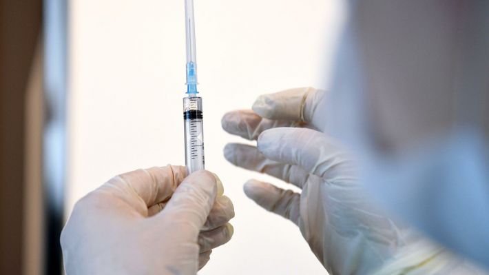 Принудительная вакцинация? В Мелитополе на рынке медики делали мужчине инъекцию (видео)