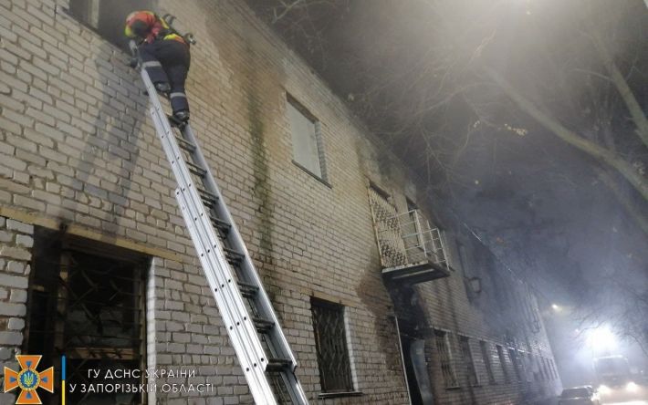 В Запорожье спасатели тушили пожар в заброшенном здании (фото)