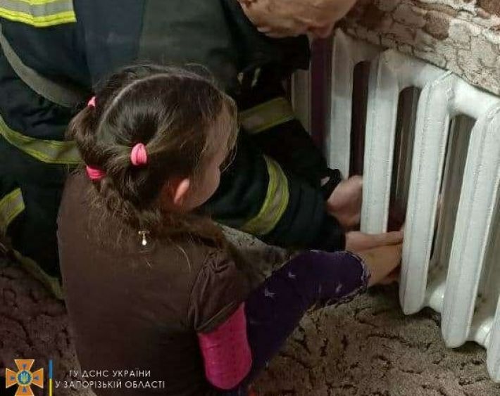 В Мелитополе 5-летняя девочка засунула ногу в батарею - как доставали (фото)
