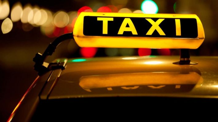 В Мелитополе таксист едва не задавил пешеходов на "зебре" (видео)
