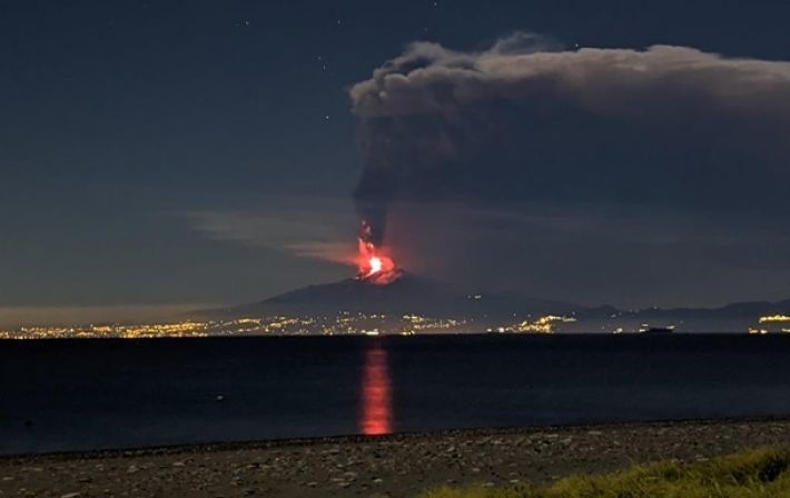 На Сицилии снова извергается вулкан Этна (видео)