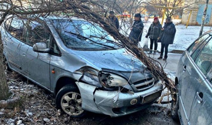 В Запорожье водитель "под кайфом" протаранил припаркованное авто