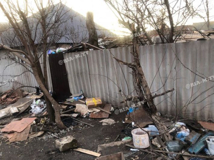 В Мелитополе показали еще один двор полностью заваленный мусором (фото)