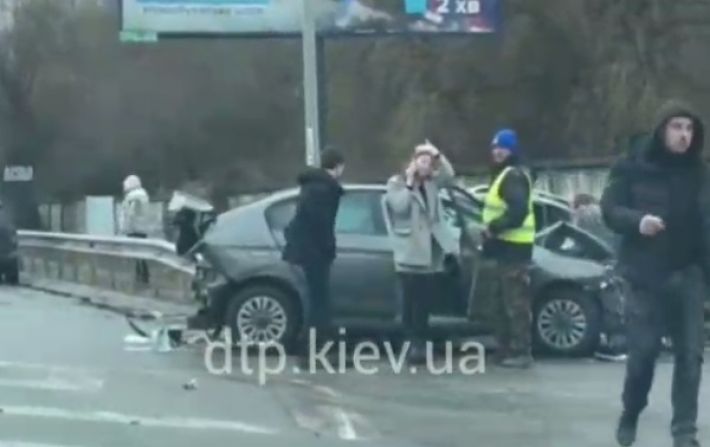 Обломками авто усеяло дорогу: в Киеве произошло серьезное ДТП с пострадавшими, видео