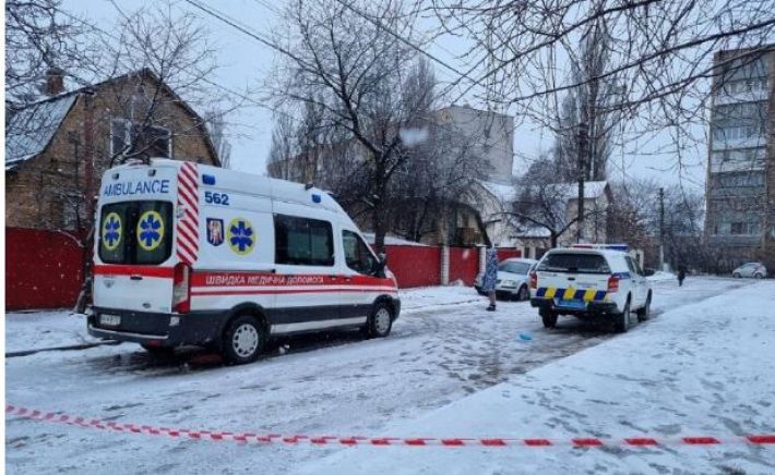 В Киеве в жилом доме при взрыве гранаты погиб мужчина: фото с места