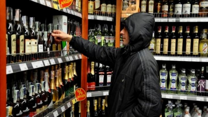 В Мелитопольском районе грабитель забрал из магазина алкоголь