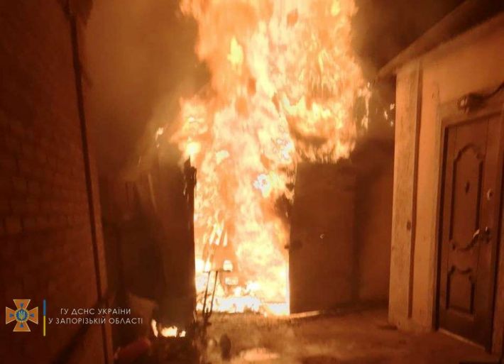 В Мелитополе два экипажа спасателей тушили масштабный пожар в гараже (фото)