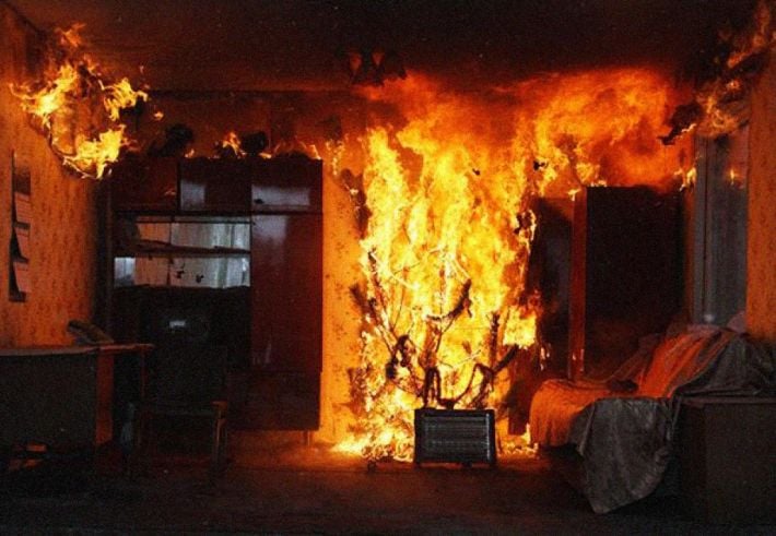 В Мелитополе в жилом доме из-за проблем с отоплением загорелся потолок (фото)