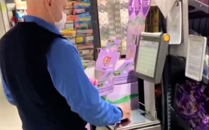 Золотая лихорадка: в Мелитополе охранник супермаркета взвешивал яйца (видео)