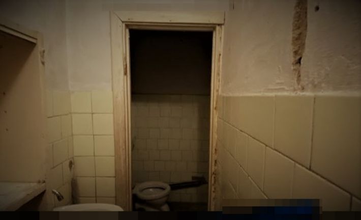В Мелитополе больничный туалет приводит пациентов в ужас (фото)