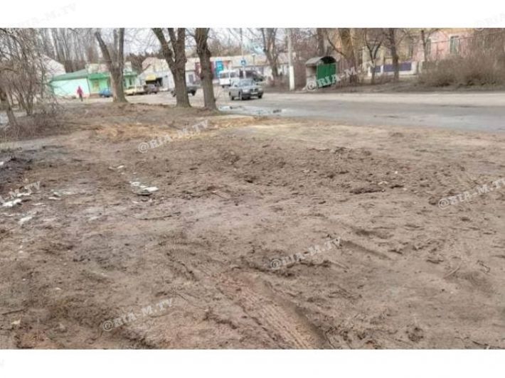 В Мелитополе жители улицы не могут попасть во дворы без резиновых сапог – грязь непролазная (фото, видео)
