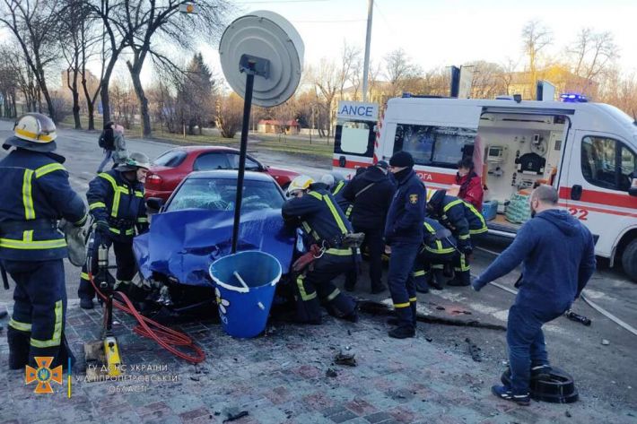 На Днепропетровщине столкнулись Mazda и Chevrolet: пострадала семья с ребенком