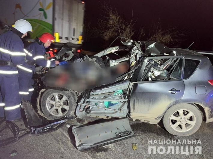 На трассе "Киев-Одесса" в жутком ДТП с грузовиком погибли пять человек: подробности и видео