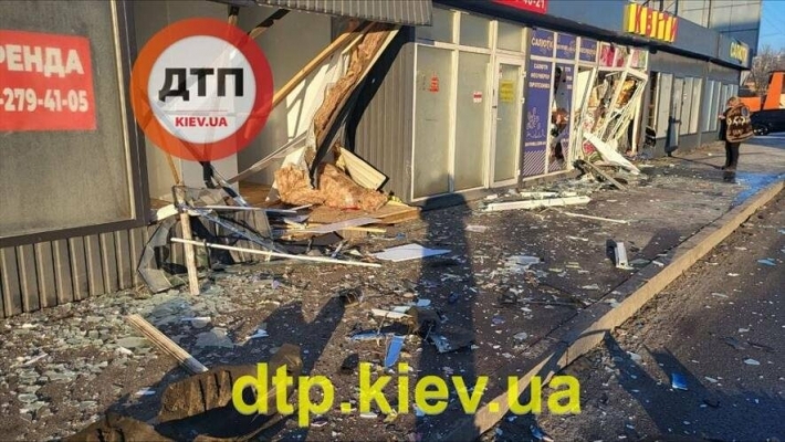 В Киеве водитель разгромил четыре магазина: фото ДТП