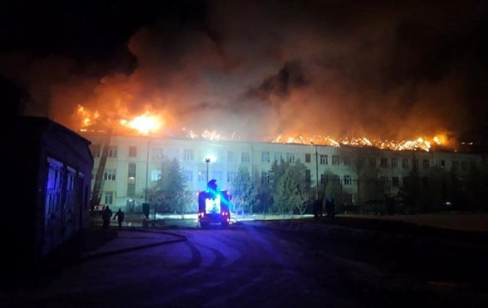 В Киеве 60 человек тушили пожар в гимназии (видео)