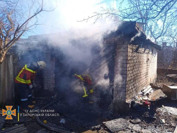 В Запорожье восемь спасателей ликвидировали пожар в гараже (фото)