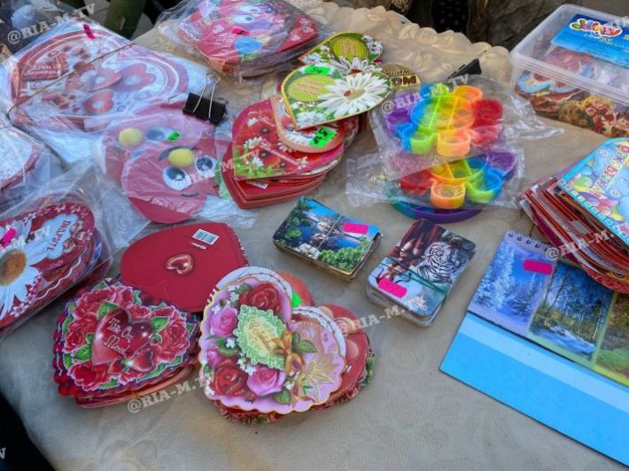 В Мелитополе на День влюблённых на улице предлагают антистрессовые подарки - что почем (фото)