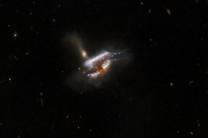 Телескоп Hubble сделал фото тройного слияния галактик