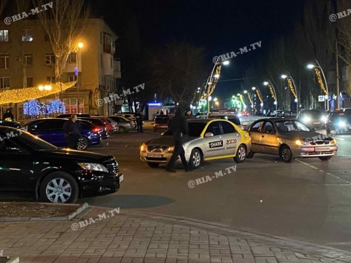 В Мелитополе автомобиль такси попал в аварию на центральной площади (фото, видео)
