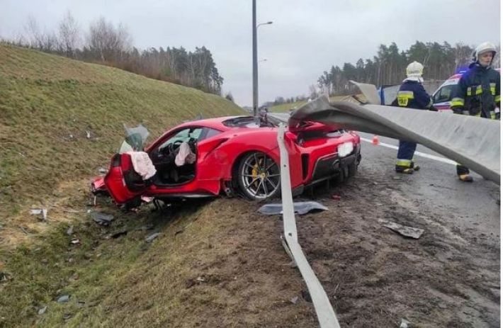 В Польше "вхлам" разбили спорткар Ferrari - стоит 350 тысяч долларов: фото