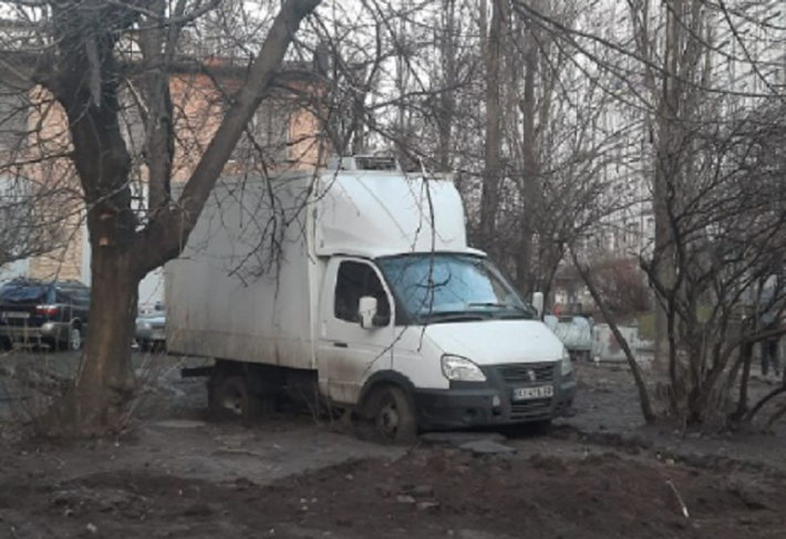 В Киеве водитель отличился "героической парковкой" и застрял в грязи: фото