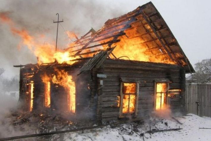 В Запорожье из горящего дома спасли молодую женщину