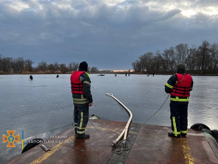 В Запорожской области идет операция спасения восьми рыбаков (фото)