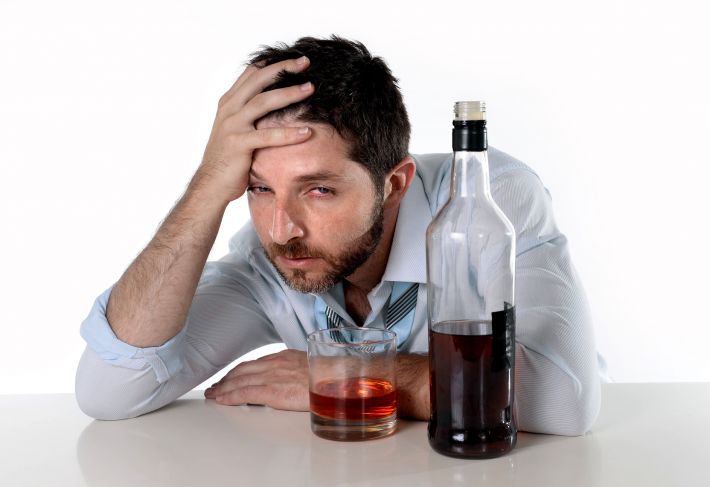 Алкогольная зависимость: характерные признаки и стадии