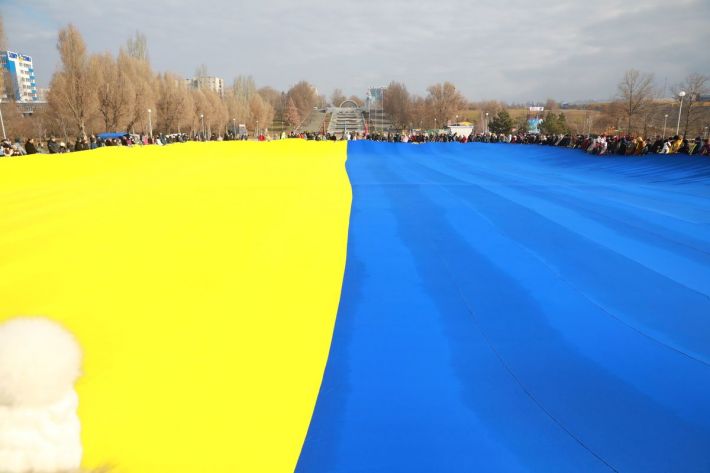 В центре Запорожья развернули 50-метровый Флаг Единства (фото)